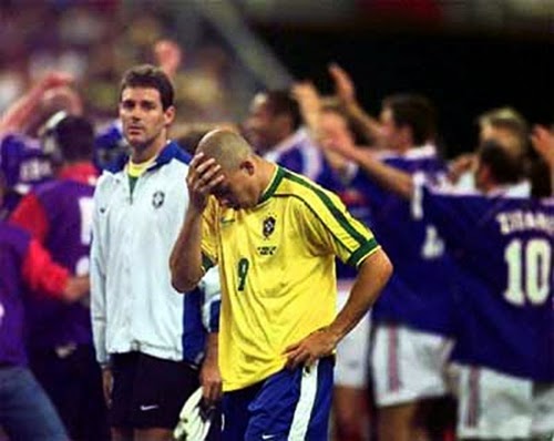 Ronaldo desolado final da copa do mundo 1998 depois de ter uma convulsão horas antes do jogo