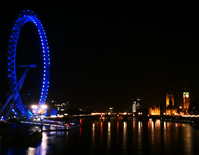 Vista nocturna del Támesis con London Eye y Big Ben al fondo