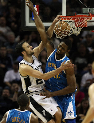 Vince Carter Dunking On Alonzo vince carter dunk. Vince Carter Dunking On Alonzo