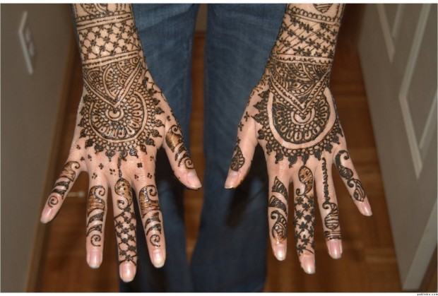 A tradição e beleza exótica das tatuagens Mehndi feitas de Henna