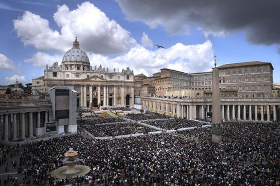 A foto mostra o Vaticano, multidões de fiéis  praça de São Pedro na espera do anuncio do novo Papa para a Igreja Católica.