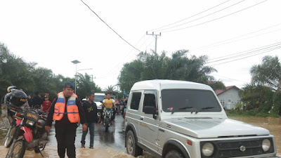 Satuan Brimob Aramiah membantu korban banjir di Gampong Pondok Pabrik Kota Langsa