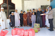 Jum'at Berbagi, Polres Luwu Utara Bagikan Makanan ke Jama'ah Masjid Athirah