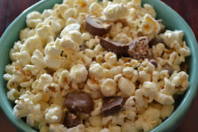 White chocolate popcorn with candy bars