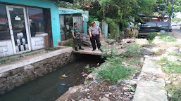 Antisipasi Banjir, Jajaran Polsek Baros bersama TNI Pantau Aliran Sungai Siliwung