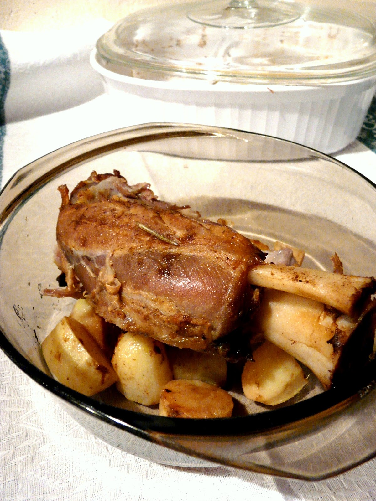 Stinco al forno con patate arrosto - La Cucina dello Stivale