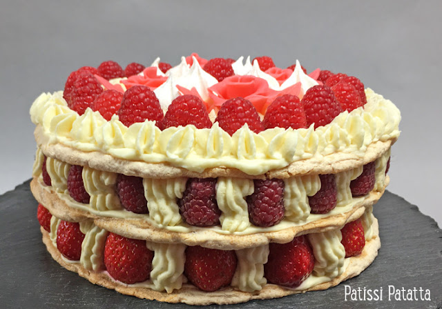 recette du framboisier-fraisier, framboises, fraises, dacquoise aux amandes, gâteau au framboises et aux fraises, gâteau d’anniversaire, roses en chocolat, crémeux vanille tonka, ganache montée au chocolat blanc et tonka, tutoriel pour modeler fleurs en chocolat, tutoriel vidéo fleurs en chocolat, video modeling flowers, strawberrys cake, raspberry cake, birthday cake, patissi-patatta