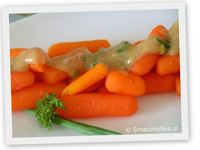 Gotowane mini marchewki z sosem musztardowo-czosnkowym