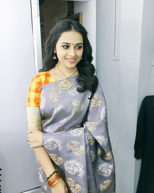 actress in saree sri divya photos