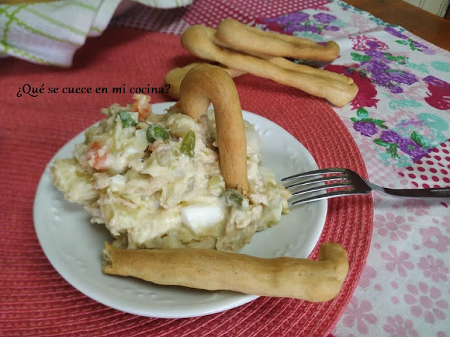 ROSQUILLAS DE PAN CON ENSALADILLA