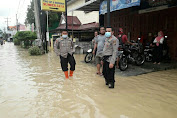 Kapolsek Medan Helvetia Turun Ke Lapangan Bersama Anggota Cek Banjir Di Wilayahnya