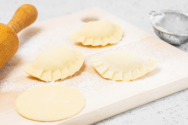 Có đôi khi, vỏ bánh pierogi được làm từ bột lúa mạch (buckwheat) và cho thêm bạc hà vào làm hương. Vào lễ Giáng sinh, ở Phần Lan thường không ăn thịt nên người ta thay nhân bằng các nguyên liệu chay như nấm và dưa cải. Vào mùa hè, pierogi lại có thể khoác lên mình một "nhân dạng" ngọt ngào với nhân mousse dâu tây hoặc phúc bồn tử.