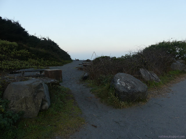 start of trail through the blocking rocks to the sand