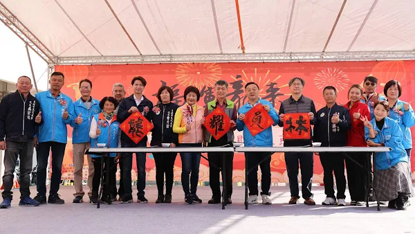 ▲員林市公所為迎接113年農曆春節，今天舉辦「113年 福運龍來 新春揮毫贈春聯」活動，共邀請20位書法家齊聚現場揮毫寫春聯送給民眾。（記者林明佑翻攝）