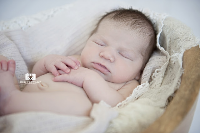 Newborn, photographer, edinburgh, musselburgh, lothians, fife, glasgow, sibling, photoshoot, studio,  wooden, bowl, props, family, mum, details, toes