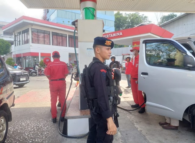 Pastikan Kamtibmas Kondusif, Brimob Polda Kaltim Patroli ke SPBU di Kota Balikpapan