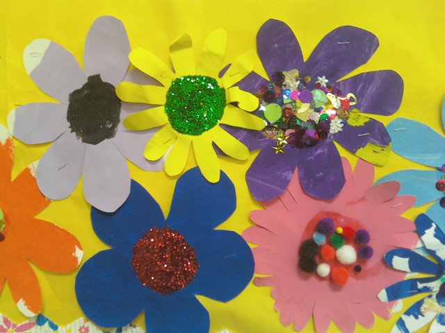 construction paper flowers for kids. These flowers were easy and
