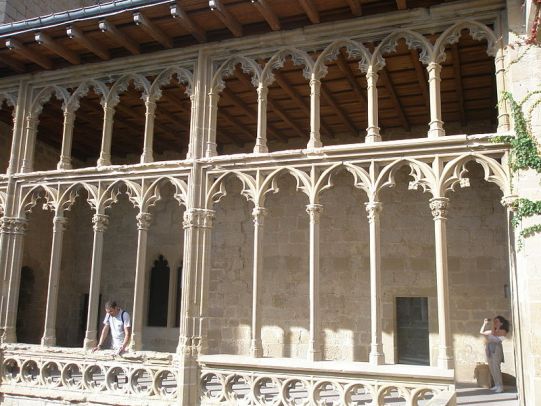 Castillo de Olite - Palacio de los Reyes de Navarra Galer%C3%ADa-del-rey-palacio-olite