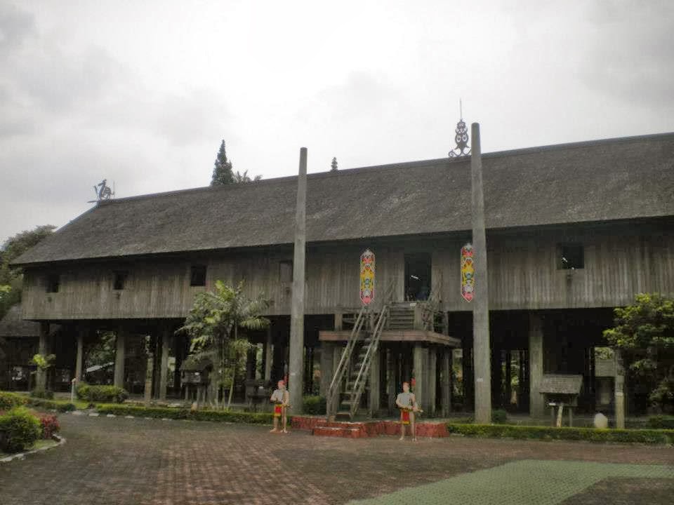  Rumah  Adat  Suku Dayak Maanyan MAANYAN