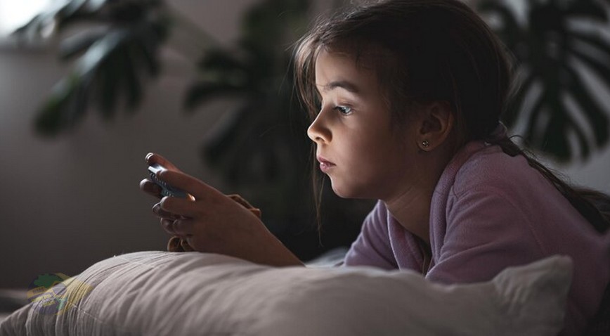 Duas Crianças Irmãs Jogando Videogame on-line No Celular Em Casa