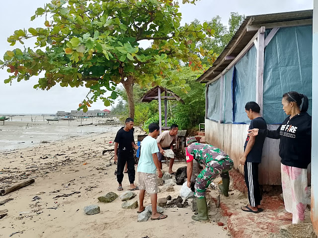 Tinjau Rumah Warga yang Rusak Akibat Diterjang Gelombang Laut, Ini Pesan Babinsa Rizal Akbar