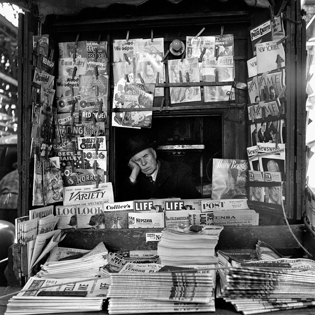 36 Amazing Historical Pictures. #9 Is Unbelievable - Newstand NYC. The internet of the 50s. Photo by Vivian Maier 1954.