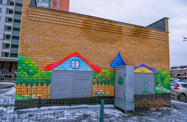 Цветные домики на стене технического сооружения