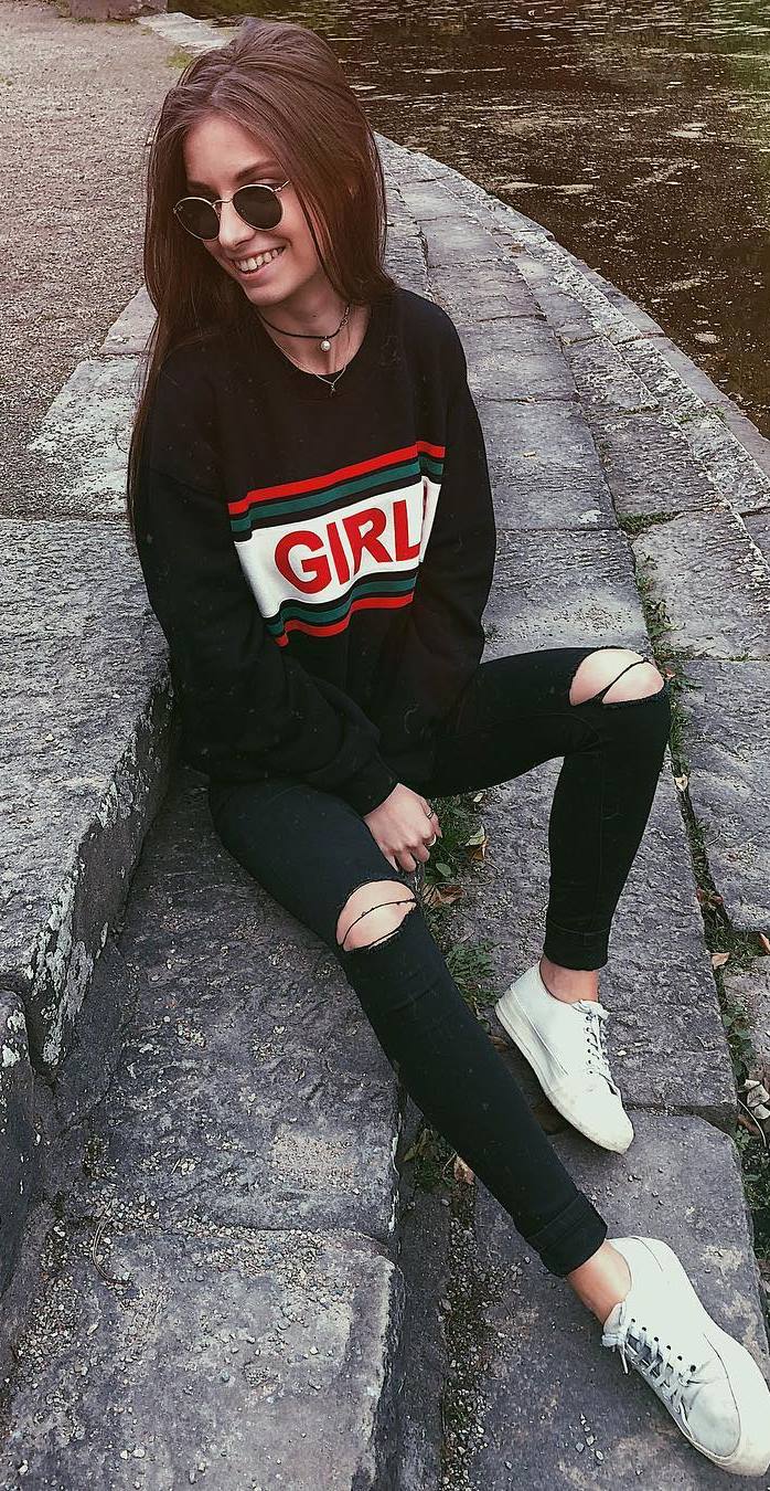 fall casual outfit idea : printed sweatshirt + ripped jeans + sneakers