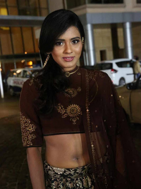 Hebah Patel in Golden Lehenga at 63rd Britannia Filmfare Awards