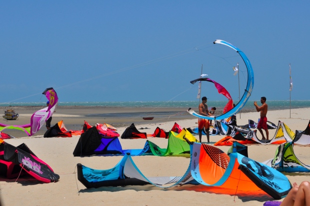 Barra Grande, no Piauí, é ponto de encontro para iniciantes e campeões de kitesurf