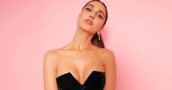 Vaani Kapoor cleavage black dress