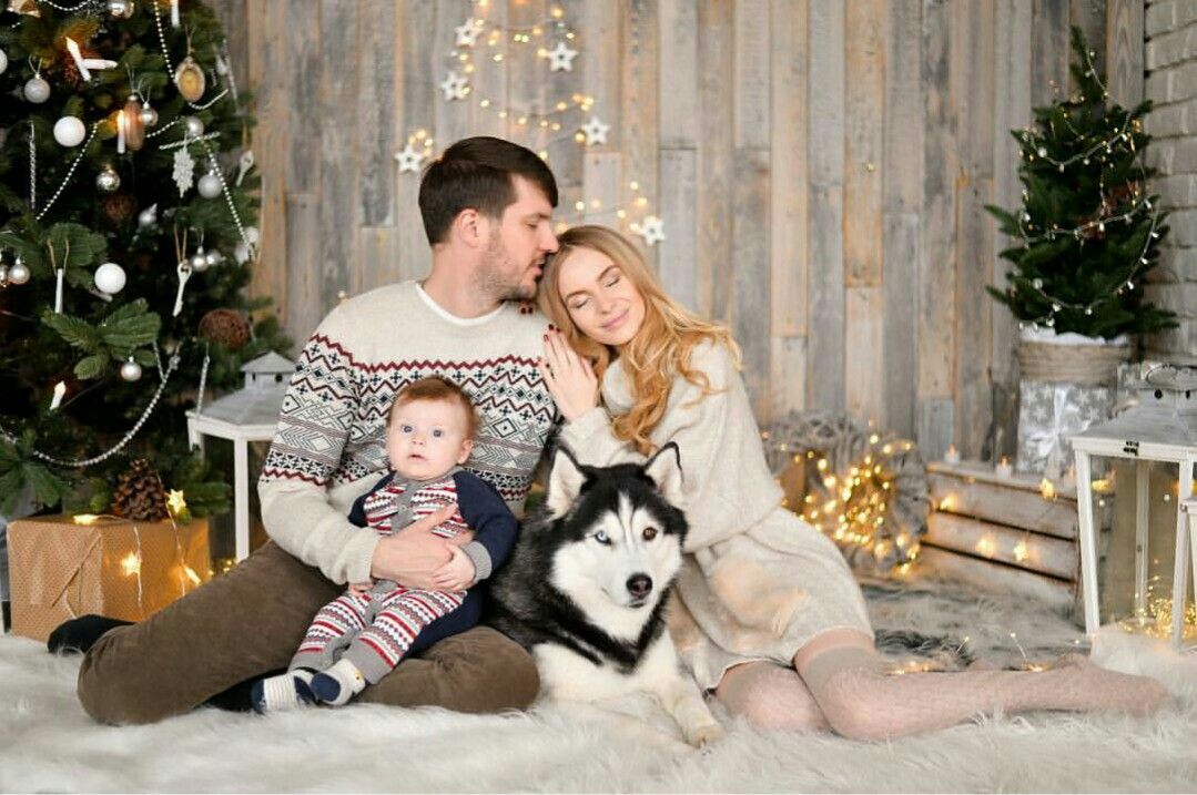 Pin by Bile on Family studio inspiration | Family christmas pictures  outfits, Family photography outfits, Christmas pictures outfits