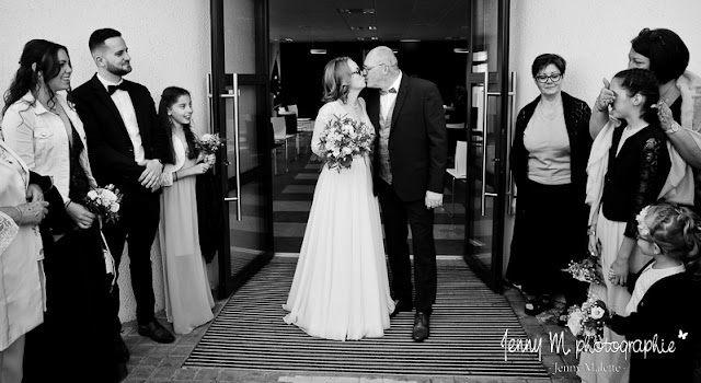 photo noir et blanc reportage mariage sortie mairie