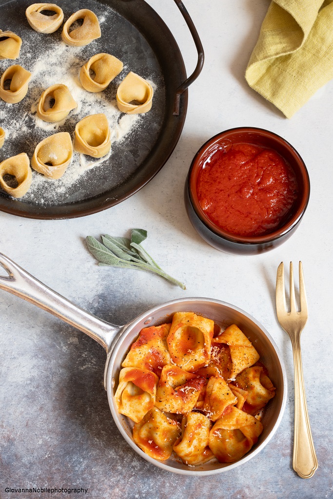 Tortelloni ricotta e spinaci con salsa di pomodoro