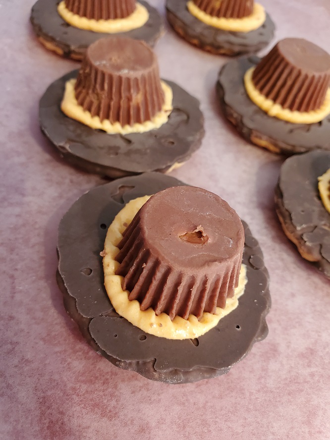 these are peanut butter cups on top of cookies to look like Pilgrim Hats for Thanksgiving