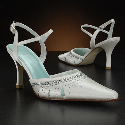  Wedding shoes with crystal-made accessories.