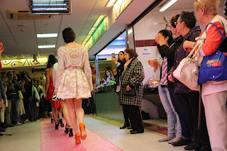 Una veintena de modelos desfila moda barakaldesa en la plaza del mercado