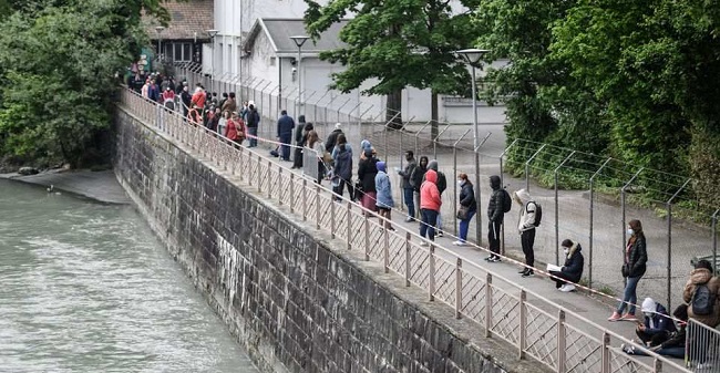 Ουρά 1,5 χλμ. για δωρεάν φαγητό σε μια από τις πλουσιότερες πόλεις του κόσμου