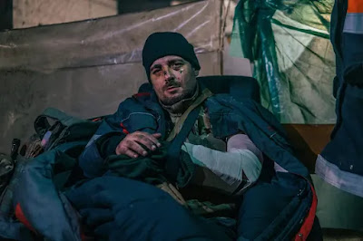Fotos divulgadas pelo regimento Azov mostram um soldado ucraniano ferido dentro da fábrica de ferro e aço Azovstal, no leste de Mariupol.