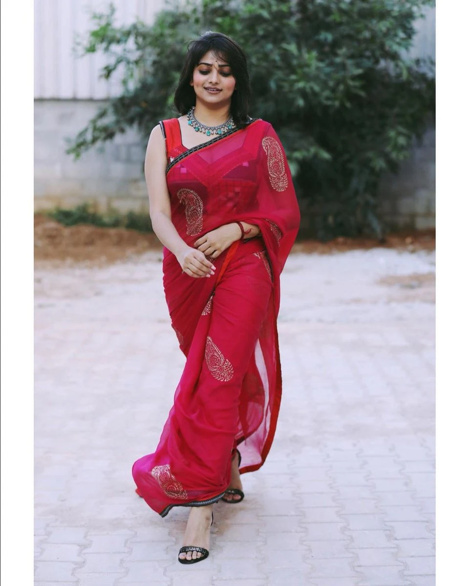 Saree wearing girls pictures, pictures, pic download - Beautiful girls pictures download