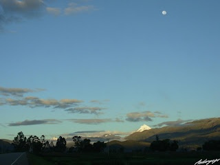 Y de postre, el blanco. El blanco de este volcán que asoma sus nieves eternas a la mañana cusqueña. Una luna llena, un cielo azul, una enorme sonrisa en la cara y el delicioso sentimiento de un abrazo que se da a los amigos a manera de agradecimiento por los buenos kilómetros recorridos... no importa que nos tome otras 17 horas y nos roben un mp3: al Cusco, hemos de volver