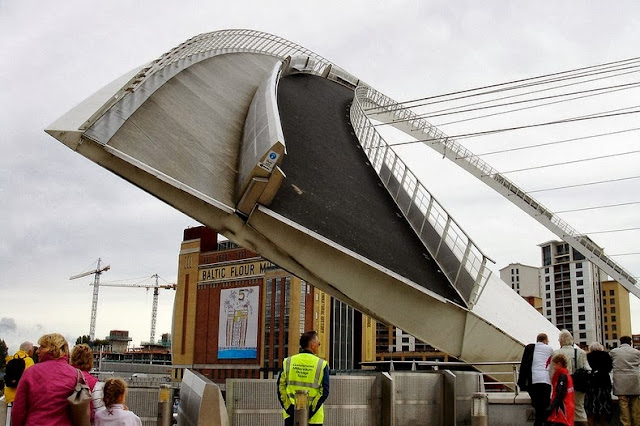 puente inclinable Gateshead Millennium