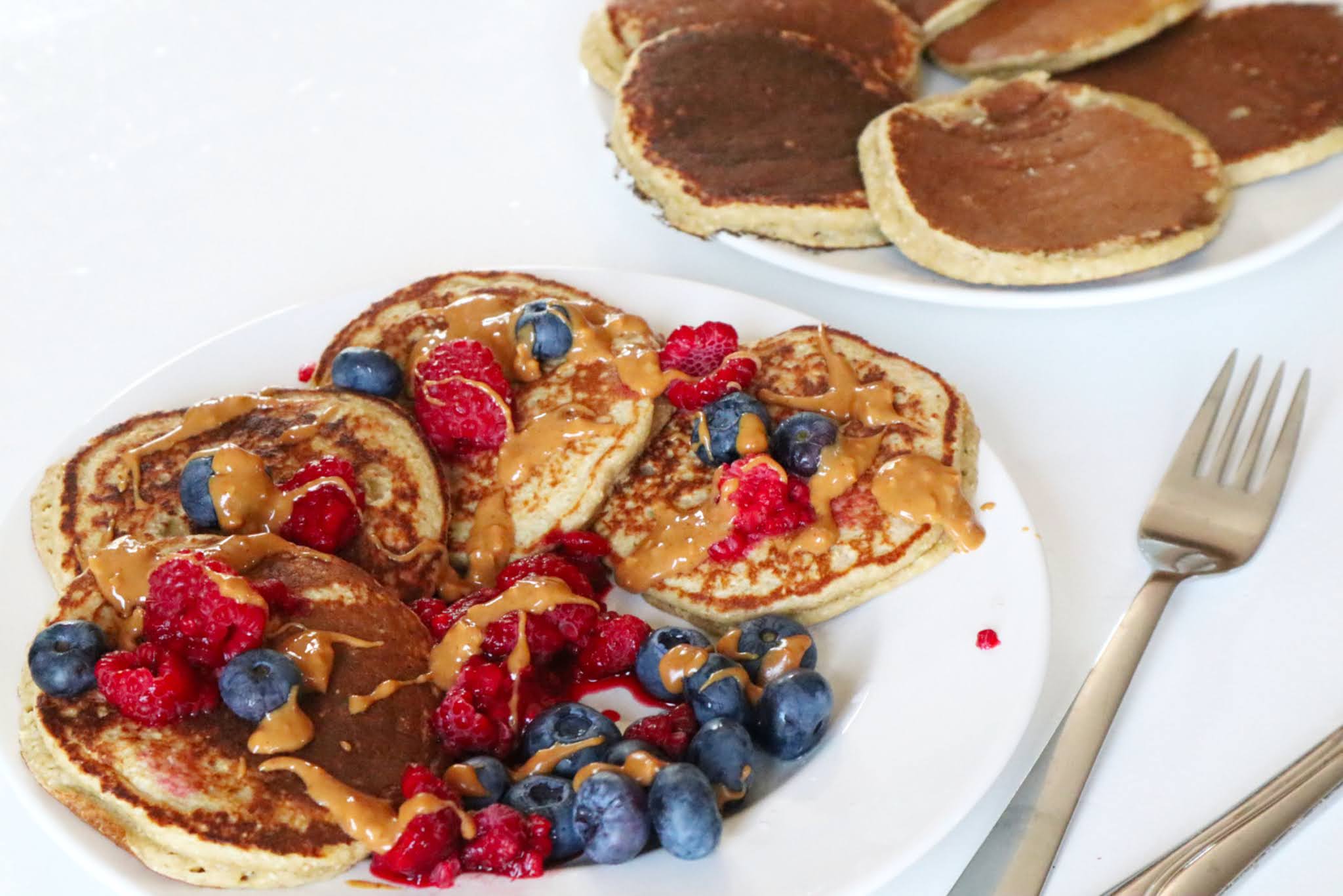 alt="glutenfria bananpannkakor med frukt och jordnötssmör"