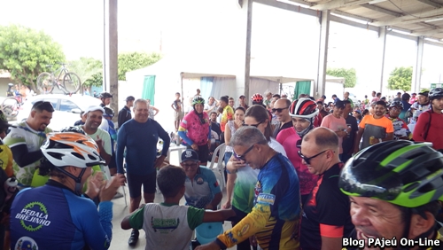 Enfermeiro Célio Rocha doa bicicleta a criança carente de Brejinho