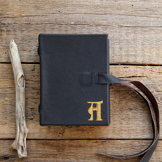 skórzany notes z grawerem ręcznie szyty notatnik ze skóry czarny z logo pamiętnik dziennik podróży w starym stylu vintage retro