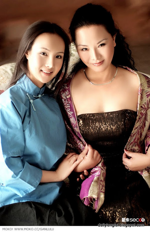 Gan Lulu (干露露) with mother