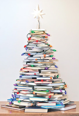 Originales árboles de navidad hechos con libros