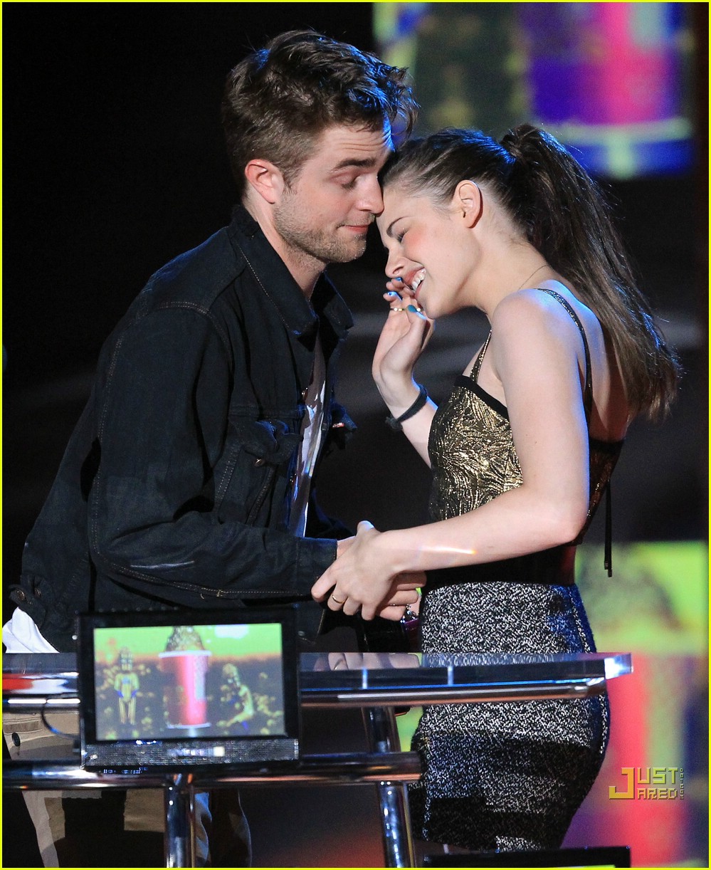 robert pattinson and kristen stewart kissing