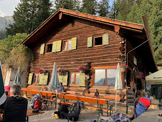 Die Terrasse der Brunnsteinhütte im Abendlicht