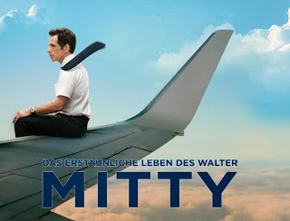 Walter sitzt auf einem Flugzeugflügel in einem blauen Himmel über den Wolken